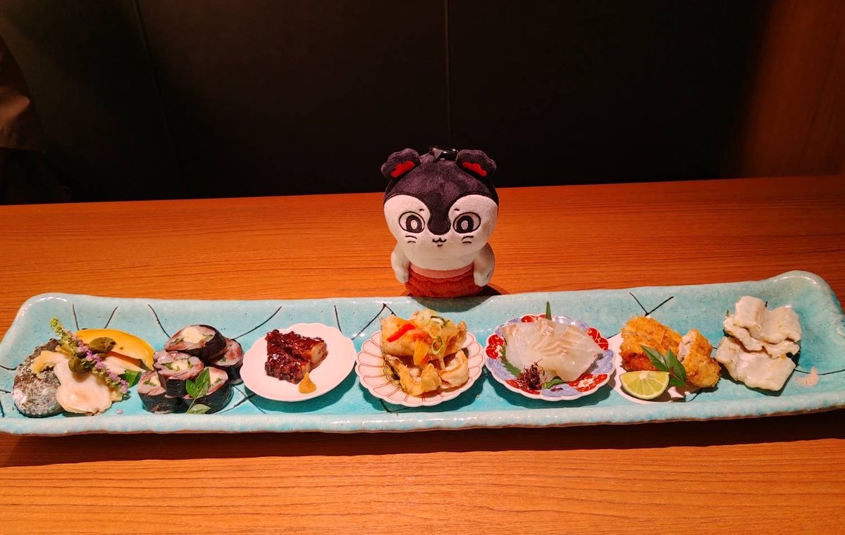 naogonnu's tweet photo. 新宿のくら寿司ちいかわコラボやってなかったの。

だからたべてるの。

(プレミアムくら寿司でした...！) https://t.co/oQUa8D0CFT