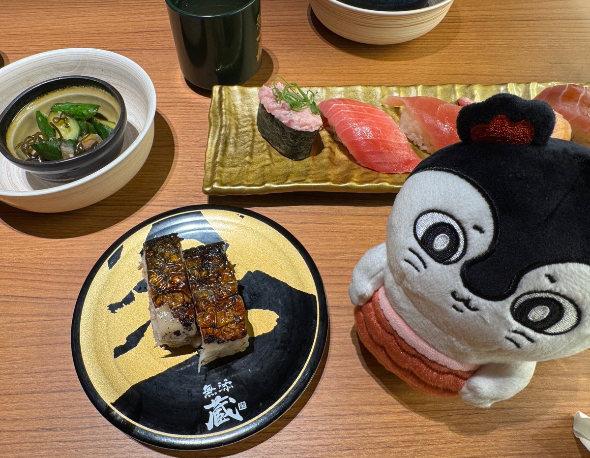 naogonnu's tweet photo. 新宿のくら寿司ちいかわコラボやってなかったの。

だからたべてるの。

(プレミアムくら寿司でした...！) https://t.co/oQUa8D0CFT