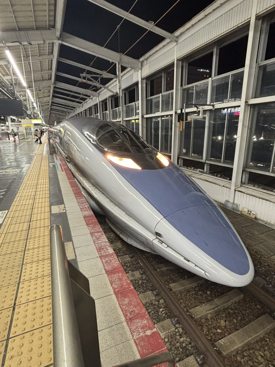 furepo_'s tweet photo. 新幹線。

席ガチャはハズレで窓際の自分の席に隣の人がでかいスーツケース置いてた、なめてんのかw

当然の如くどかさせたし、でもそれを自分の足の前に置くの。跨いで越えるからいいけど、なんで跨がせるの？なんで棚に上げないの？なんで悪びれもしないの？ https://t.co/XohJVPpjv9