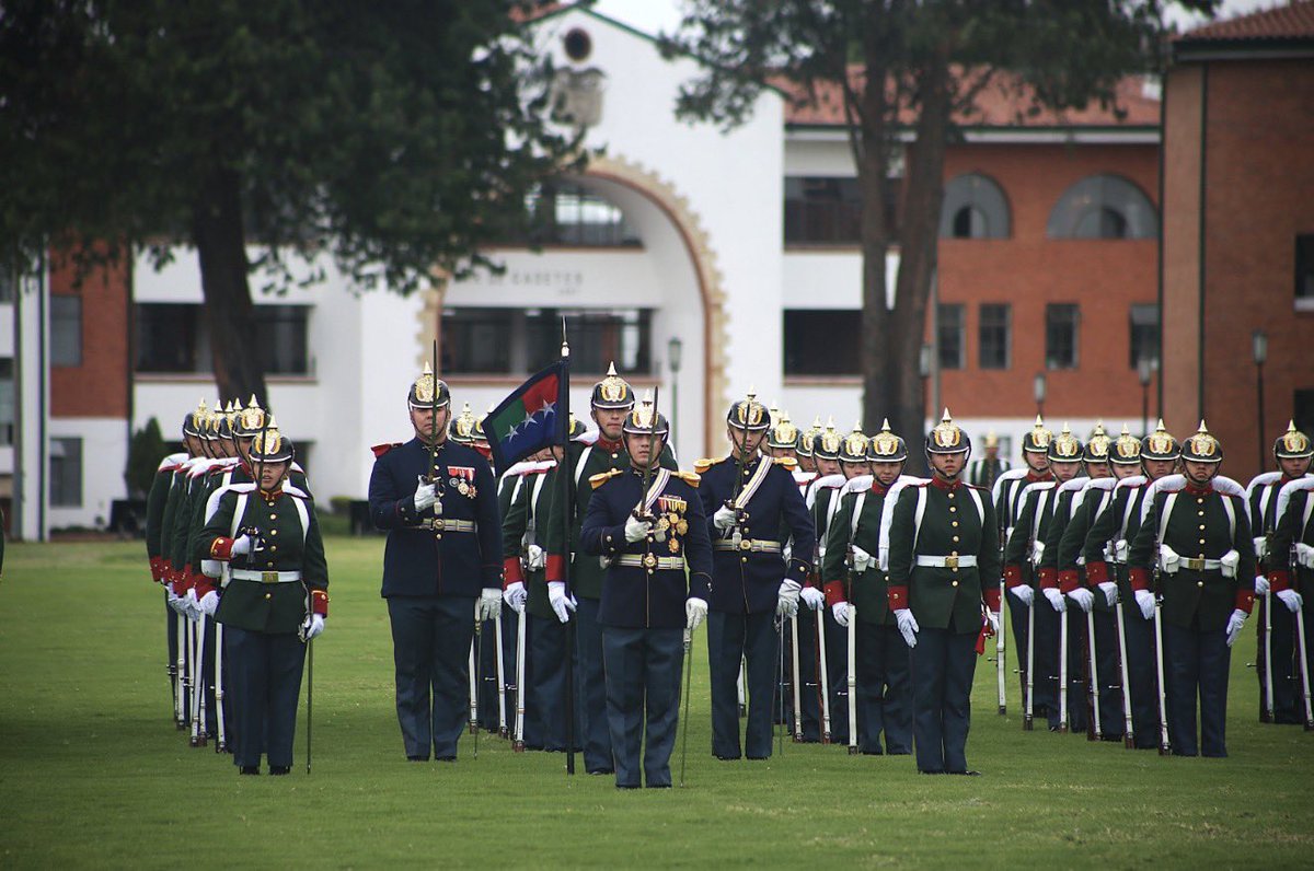 ejercito_cedoc's tweet photo. #EnImágenes | La ceremonia de entrega de dagas en nuestra @ESMIC_EJC que marcó el inicio de una nueva etapa para los cadetes.

Frente a sus familias, nuestros alumnos recibieron el símbolo del honor, la disciplina y el compromiso con el camino que han elegido servir.

#PatriaHonorLealtad