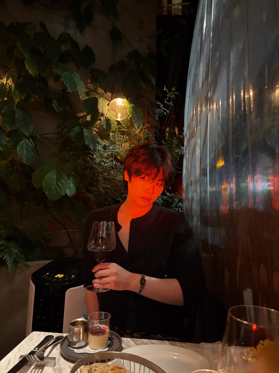 jxjxd__'s tweet photo. Chanelの時計買って友達とご飯行った日 https://t.co/y9FkdY7m3M