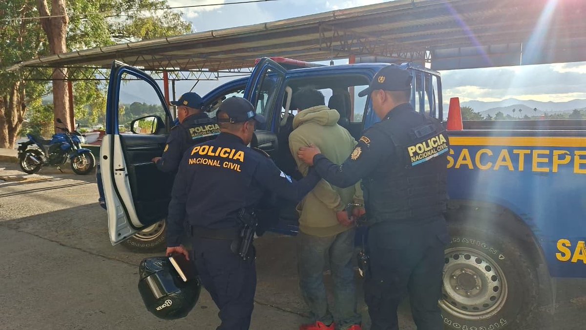 AztecaNoticiaGT's tweet photo. Los agentes de la @PNCdeGuatemala capturaron a un hombre de 25 años, alias "Hormiga", señalado de participar en un ataque armado en el kilómetro 33.2 hacia Santiago Sacatepéquez. La aprehensión ocurrió en la entrada a aldea Chixolis, cuando conducía una motocicleta, se presume que un cómplice huyó. Las autoridades les incautaron dos piezas de armas artesanales y 9 municiones útiles. Puesto a disposición de juez competente.

Vía: @mendoza_abram22