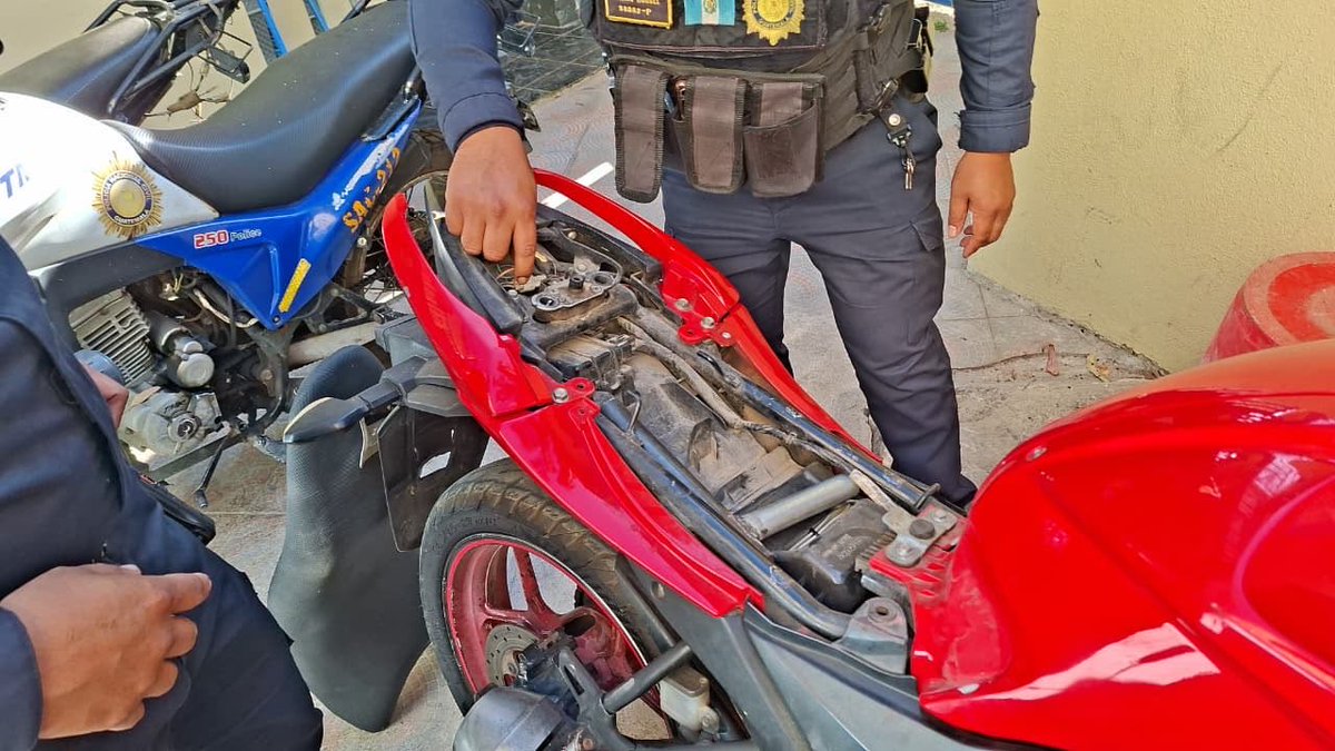AztecaNoticiaGT's tweet photo. Los agentes de la @PNCdeGuatemala capturaron a un hombre de 25 años, alias "Hormiga", señalado de participar en un ataque armado en el kilómetro 33.2 hacia Santiago Sacatepéquez. La aprehensión ocurrió en la entrada a aldea Chixolis, cuando conducía una motocicleta, se presume que un cómplice huyó. Las autoridades les incautaron dos piezas de armas artesanales y 9 municiones útiles. Puesto a disposición de juez competente.

Vía: @mendoza_abram22