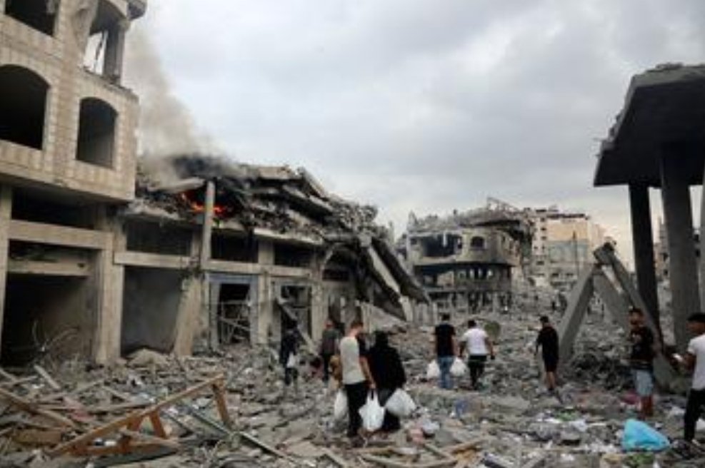 WaxzyCashy's tweet photo. Families flee their shattered homes in Tal al-Hawa neighbourhood in Gaza city. https://t.co/BfHQEFviwC