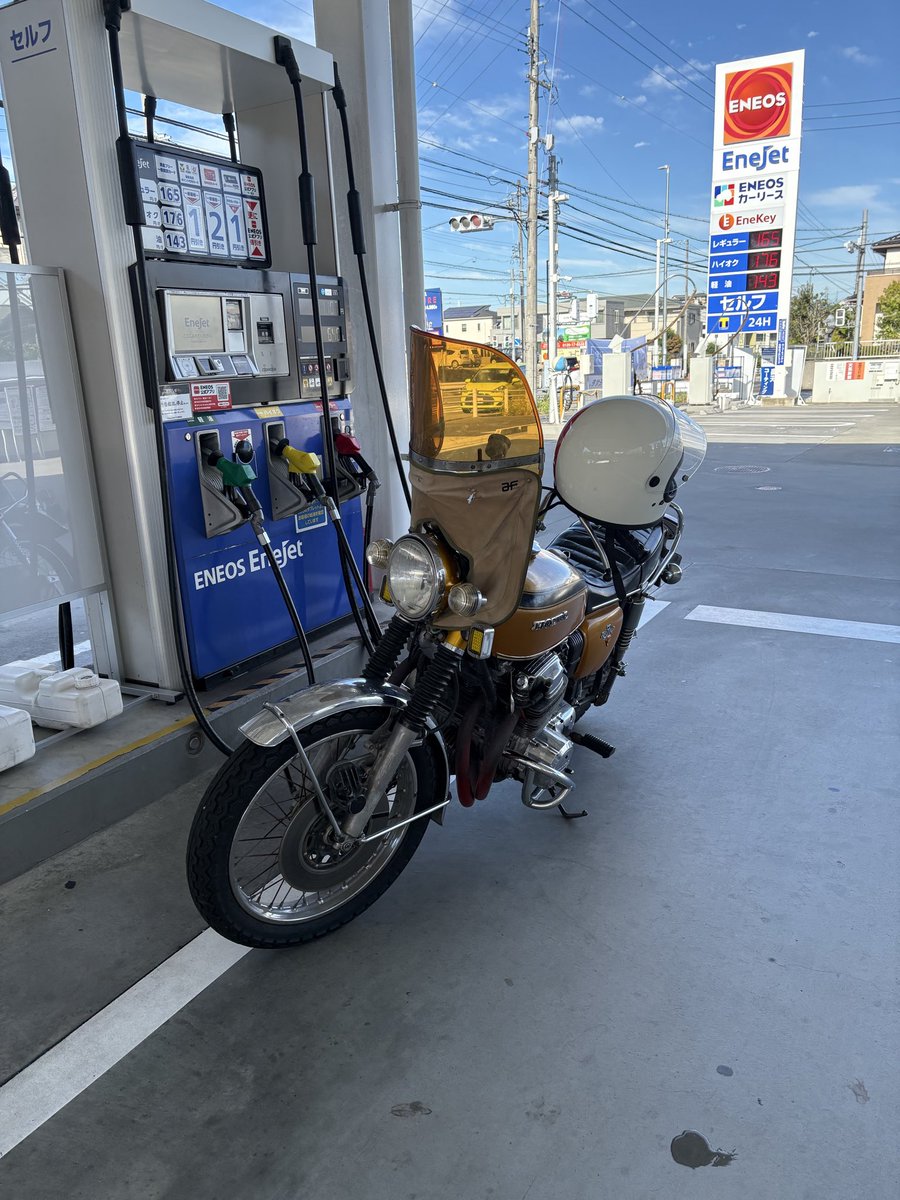 RBbgdragon's tweet photo. バイクの盗難です
僕のCB750が土曜日の夜20時ごろ
名古屋市天白区で自宅駐輪場から盗難されてしまいました。
バケハ被った男性1人
ロック外されてそのまま押して持って行かれました。
拡散していただきたいです
ゴールド外装　マフラー赤
#盗難
#バイク
#愛知県
#愛知県名古屋市
#cb750k https://t.co/sNXsEVDuBH