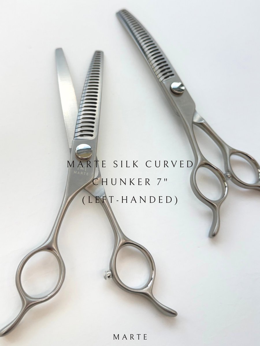 marte_trimming's tweet photo. ✂️ MARTE LEFT-HAND 3총사

드디어 완성된
마르떼 왼손가위 3총사 🫲✨

왼손 그루머를 위한
마르떼의 섬세한 라인업을 한눈에!

🤍 부드러운 개폐감
🤍 섬세한 컨트롤
🤍 마르떼만의 정교한 절삭감

손에 맞는 가위 하나가
미용의 완성도를 달라지게 합니다.

MARTE LEFT-HAND SERIES… https://t.co/M9I42fCfyz