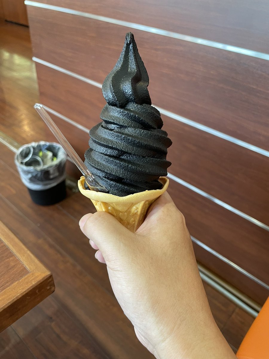 ikusatarako's tweet photo. 一関の地ビール祭に来たのに撮った写真はこれだけ。近くの和菓子店のごまアイス。

最近、スマホの容量不足が酷すぎて、諸々写真におさめることが少なくなった😢（ポストも少なくなった） https://t.co/c2CxV5dx3N