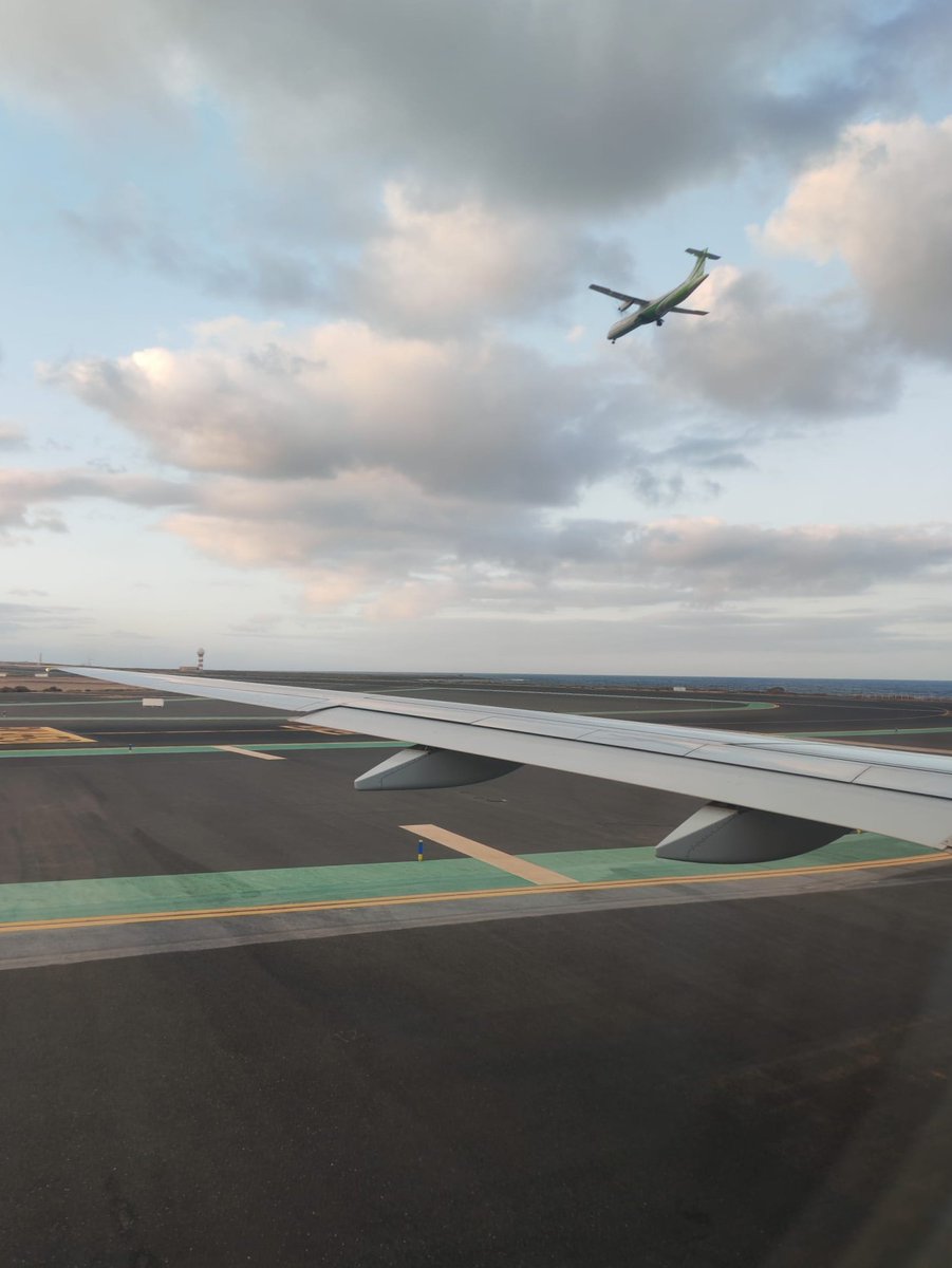 bermaxo09's tweet photo. En espera cabecera de pista
A bordo de #BinterCanarias #embraer @BinterCanarias
Aterrizando #Atr #Fuerteventura https://t.co/u4wfy4GuTD