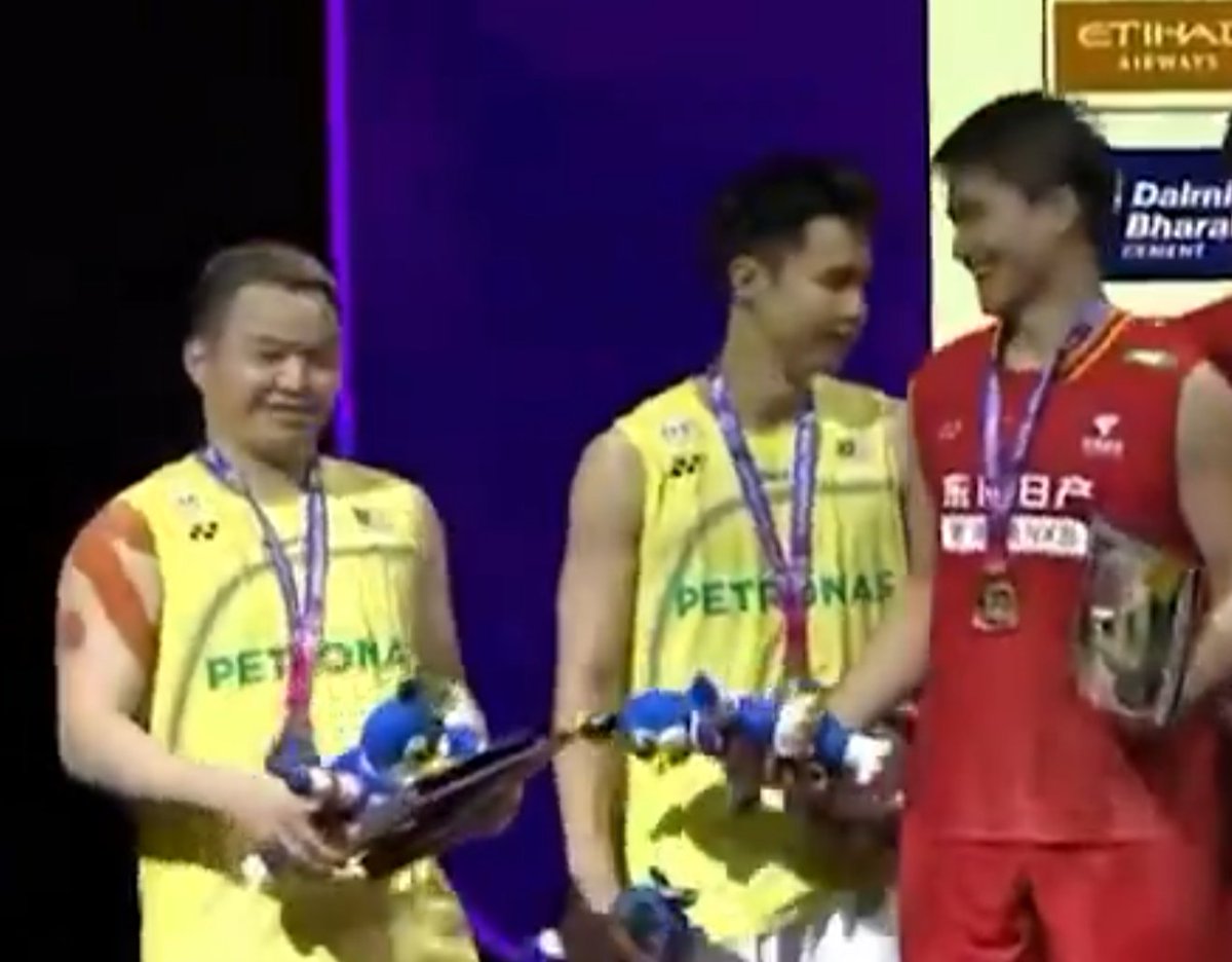 craigansibin's tweet photo. sebok nak panggil member duduk sebelah. 

Aaron: 😏 https://t.co/S3aQIb9hUv