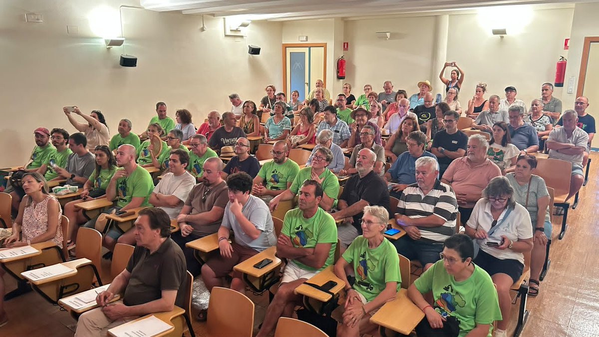 TeruelExiste_'s tweet photo. En la Jornada de concienciación contra el extractivismo minero en la provincia de Teruel convocada hoy en #Molinos.
Primera fila reservada a diputad@s y partidos políticos que habian sido convocados.
@TomasGuitarte y @BeaMartinLarred por #teruelexiste
¿El resto?? https://t.co/mJzJd9NiD3
