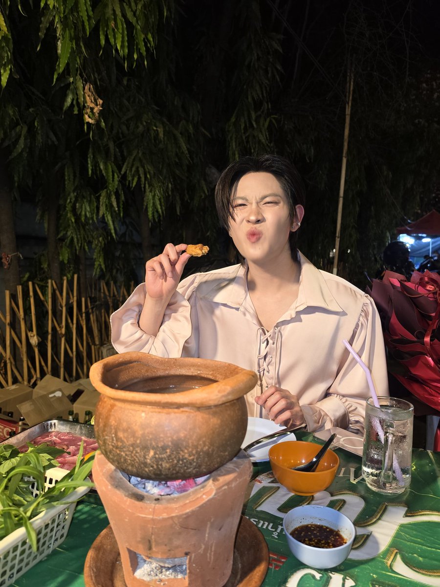 llshiill's tweet photo. นี่ว่าเติ้ลน่าจะคิดถึงตอนนั้น
ที่น้องรอกินข้าว รอแฮปวันเกิด
น่าจะเป็นหนึ่งในความทรงจำดีดีของเติ้ลมาก
แล้วเติ้ลก็น่าจะอยากใช้เวลาแบบนั้นอีก
ได้นั่งกินข้าว ได้ใช้เวลาร่วมกัน
คือแค่นี้เติ้ลก็คงมองว่ามันพิเศษแล้ว
หลายๆคลิป อย่างตอนเชียงใหม่ที่แยกออกไปกันสองคน หรือไปต่างประเทศก็อยากแยกกันไปสองคน 
แค่อยากใช้เวลาส่วนตัวอยู่กับคนพิเศษของตัวเองแหละเนอะ 💚🩷🤲🏻
น่ารักกันมากเลย

#เติ้ลเฟิร์สวัน #TleFirstone