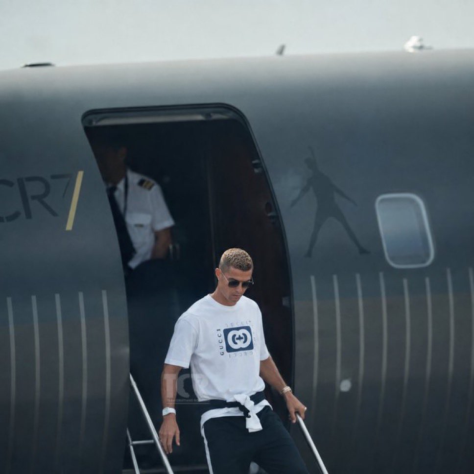 FrenchRapUS's tweet photo. 🚨 ALERTE ! 

LA LÉGENDE DU FOOTBALL CRISTIANO RONALDO VIENT D’ARRIVER À PARIS 🇫🇷 https://t.co/kOeRdE9GA5