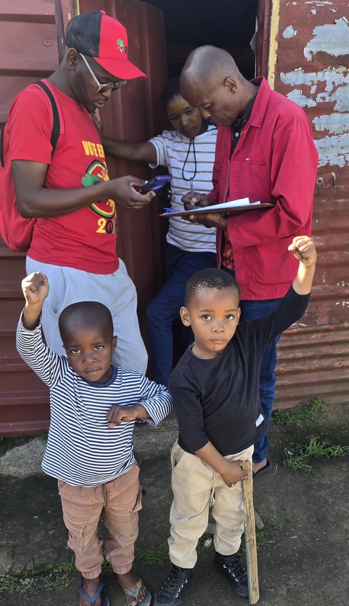 athenkosi591's tweet photo. 🔴 ICYMI 
Door to Door is what I love to do for the organisation, I was not paying attention to these two young boys kanti they are fighters 😭🤧😭 https://t.co/APfaUkjP04