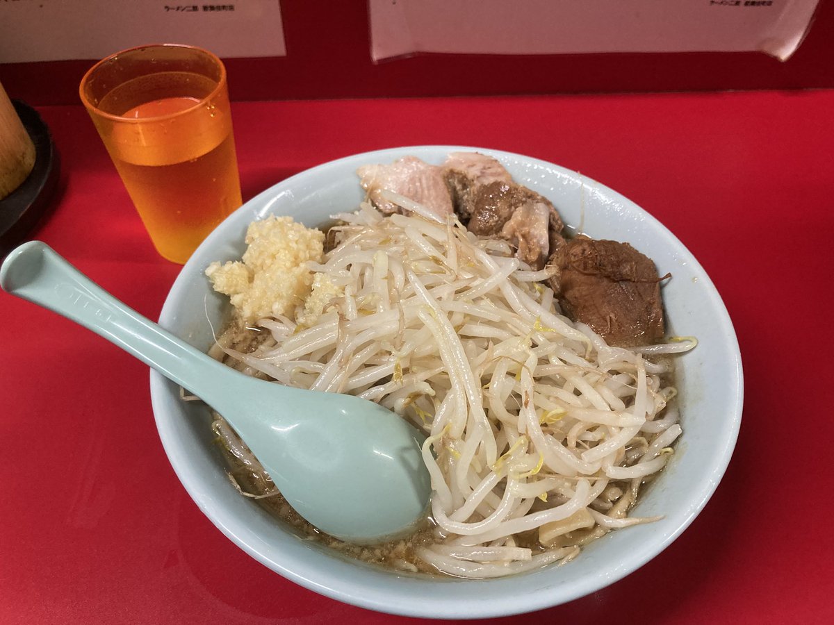 eric_SM_0's tweet photo. 30通りぐらいあるガチャガチャで、一発で一番欲しかったやつ出て、一人で
｢うぉぉぉお!!｣
ってガッツポーズしてた。

歌舞伎町で祝杯あげました⤴️
（ラーメン二郎） https://t.co/yV8YI6vwH3