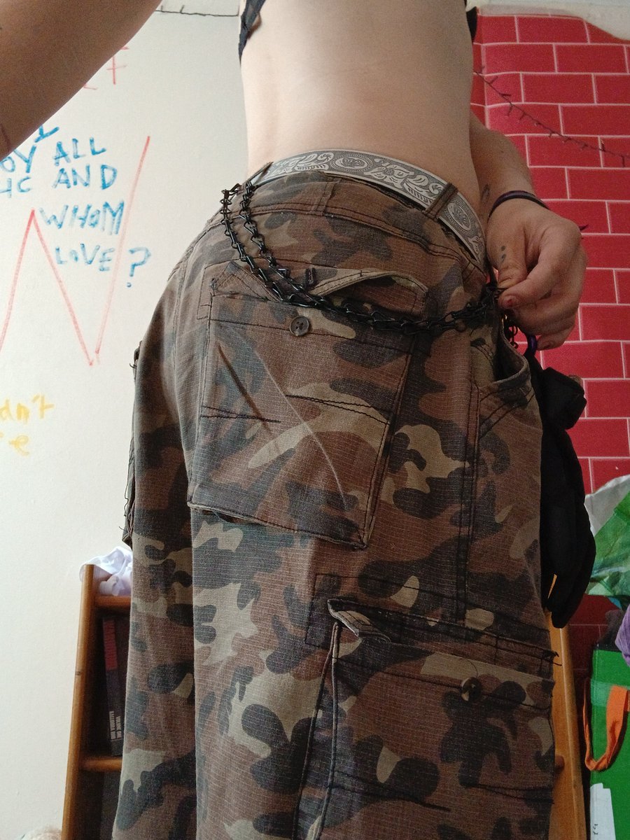 8inxie's tweet photo. permanently borrowed this lightweight chain from tha clurb and immediately discovered its use as both a belt accessory but also as a leash,, https://t.co/DLoUlrHO1e
