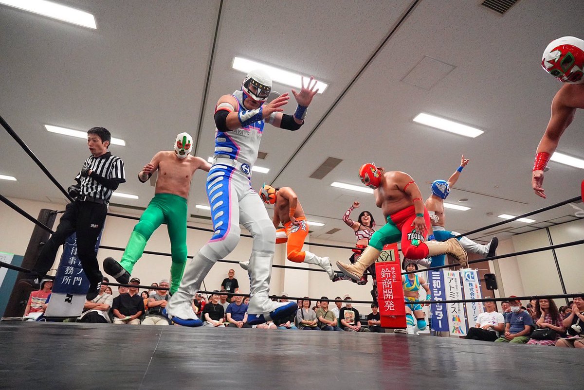 ita_pro's tweet photo. 【8月23日板橋区立ハイライフプラザいたばし大会～いたばしルチャフィエスタ2026～】

本日8月23日（日）、「板橋区立ハイライフプラザいたばし大会～いたばしルチャフィエスタ2026～」を無事に開催・終了いたしました。

今大会では、いたプロ初となるルチャマッチを実施。
メインイベントでは「マスク剥ぎ戦」の特別ルールのもと熱戦が繰り広げられ、会場は大きな声援と熱気に包まれました。

ご来場いただいた皆様をはじめ、本大会を支えてくださったスポンサー・協賛企業の皆様、関係者の皆様に心より御礼申し上げます。

多くの方々のお力添えにより、盛況のうちに大会を終えることができました。
誠にありがとうございました。

いたばしプロレスリングは、これからも「板橋区に元気と笑顔を！」をモットーに、地域の皆様に楽しんでいただける大会づくりと、新たな挑戦を続けてまいります。

今後とも、いたばしプロレスリングをよろしくお願い申し上げます。

＜試合結果＞
いたプロ インターナショナル
8月23日板橋区立ハイライフプラザいたばし大会
～いたばしルチャフィエスタ2026～
8月23日(日)
板橋区立ハイライフプラザいたばし13:00
観衆:303人（超満員札止め）

▼第1試合
20分1本勝負
○YANAGAWA
(3分44秒 変形エビ固め)
グレート・ピカちゃん●

▼第2試合
20分1本勝負
○ウルフ智也
(4分57秒  変形足4の字固め)
焼肉いっしんマン●

▼第3試合
三和シヤッター工業株式会社プレゼンツ
シン・マッスルウォーリアーズ誕生記念特別試合
30分1本勝負
○小林香萌
クワイエット・ストーム
(6分52秒 エビ固め)
※ラリアット
Gamma
指圧マスク和●

▼セミファイナル
3WAYマッチ
30分1本勝負
○那須晃太郎
(6分7秒 片エビ固め)
※稲妻レッグラリアート
トキワダイオー●

※もう一人は新納刃

▼メインイベント
キャプテン敗者覆面剥ぎマッチ
時間無制限3本勝負
※敗れたチームのキャプテンは、マスクを脱がなければならない

1本目
○C.はやて
○エル シンコ
○まるこ
○AKARI
(4分45秒 前方回転エビ固め)
C.エル アギラ●
C.ラ ヴィボラ●
エル ノパル●
エル テキーラ●

2本目
○C.ラ ヴィボラ
C.エル アギラ
エル ノパル
エル テキーラ
(4分41秒 釣り天井)
エル シンコ
まるこ
AKARI
C.はやて●

3本目
○C.はやて
エル シンコ
まるこ
AKARI
(8分18秒 連結式マヒストラル)
C.エル アギラ
エル ノパル
エル テキーラ
C.ラ ヴィボラ●

※C→キャプテン

2対1でテクニコチームが勝利。
試合前に決められた特別ルールにより、敗れたルードチームの共同キャプテン、エル アギラとラ ヴィボラがリング上でマスクを脱いだ。
その正体は――
エル アギラ＝山田太郎
ラ ヴィボラ＝廣田和真
であることが判明した。

#いたプロ #いたばしプロレス #板橋区 #プロレス