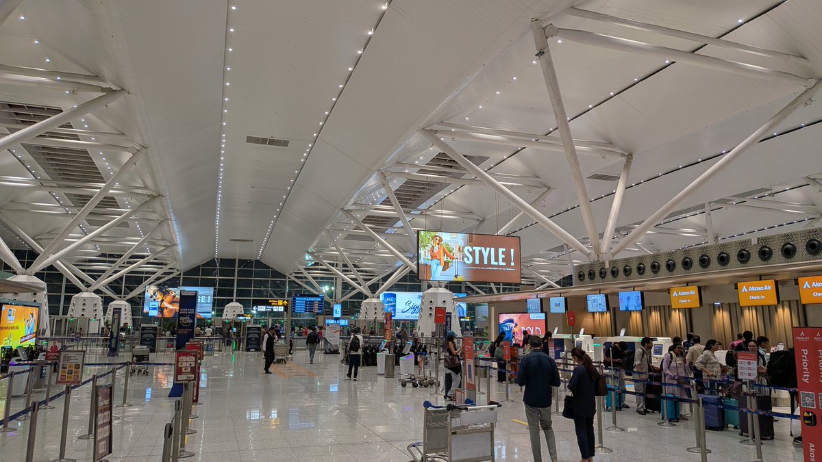 prem_k_sharma's tweet photo. A big appreciation for the CISF personnel at Delhi Airport, Terminal 1. 🇮🇳

The professionalism, discipline, patience, and courteous behaviour of the officers really stand out. Despite handling thousands of passengers every day, the way they manage security while assisting travellers is commendable.

Thank you for keeping our airports safe and making the journey smoother for all of us. Jai Hind! 🇮🇳
@CISFAirport