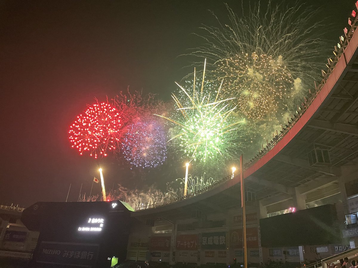 FuKamome's tweet photo. こんな綺麗な花火を見ると、新球場はドームより屋外の方がなんて少しだけ思ってしまった https://t.co/aZh6fJ8e0z
