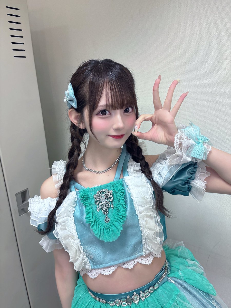 mizuno_mana118's tweet photo. 暑いのが苦手なアイドルが36℃の中野外ライブ頑張りました
顔色が違いすぎる

←室内　　　　→野外 https://t.co/J2wQmUcyKa