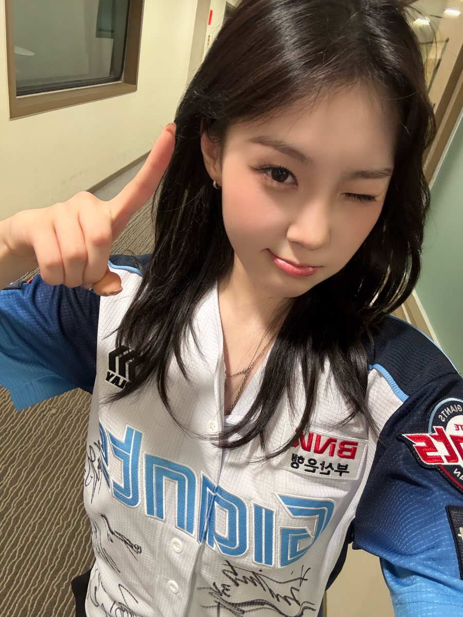official_kep1er's tweet photo. [Catch the moment📸]

오늘은 롯데 자이언트 팬 대표 채현⚾️🧡

배성재의 텐에서
재밌는 이야기부터 응원까지
야무지게 함께한 오늘✨

늦은시간까지 채현이와 함께해 준 
Kep1ian 고마워요🫶

#Kep1er #케플러 https://t.co/zdQn81n5xE