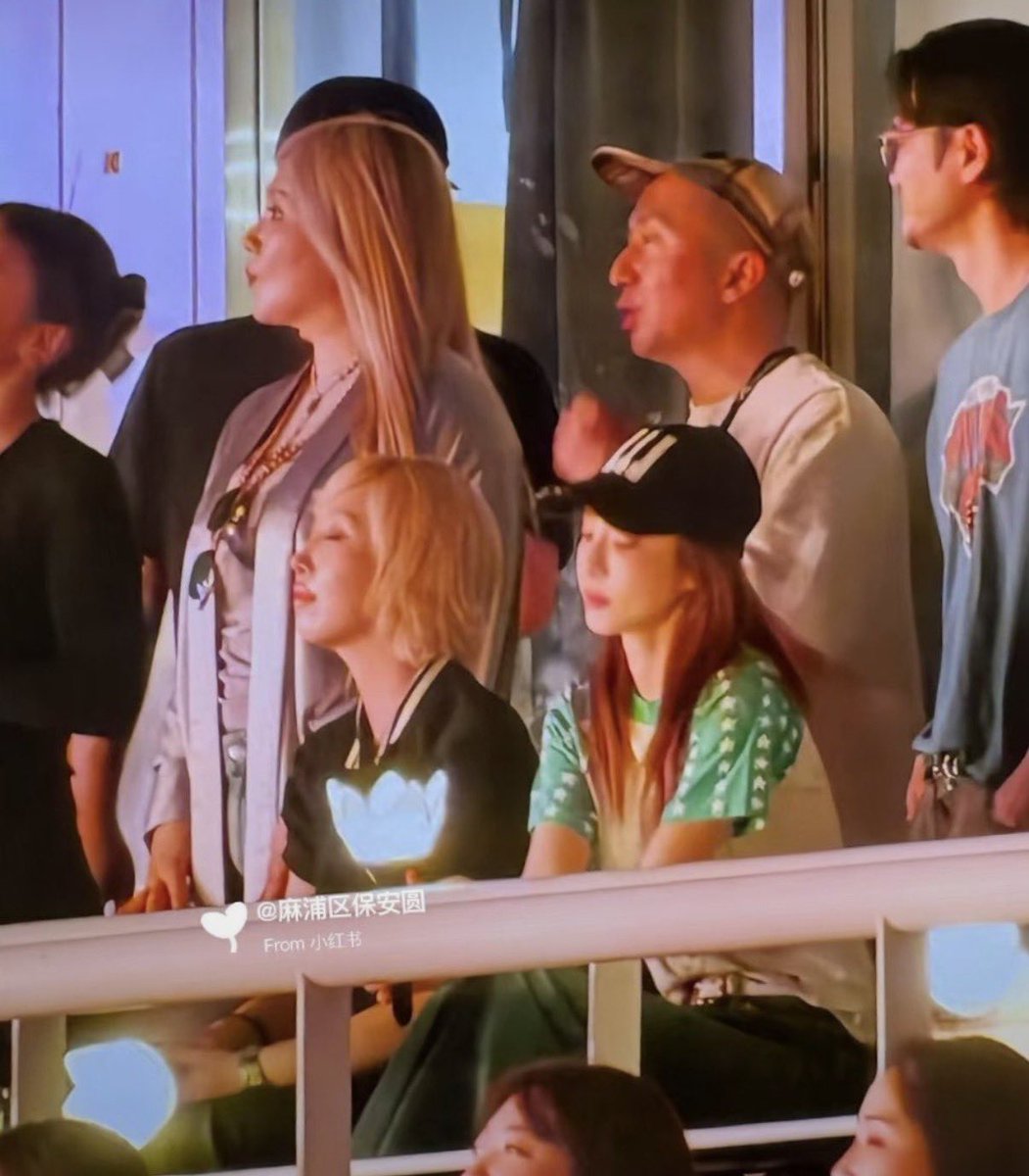 OfficialTeamGZB's tweet photo. CL, Dara and Minzy at Big Bang’s concert 💕

#CL #씨엘 @chaelinCL https://t.co/LSZp6UmjKc