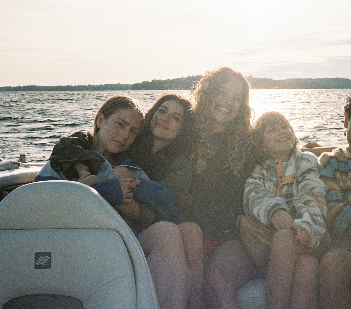 alessialelle's tweet photo. everything about them screams family they’re giving hot moms and cool auntie that’s so sweet i feel sick https://t.co/m5xQD8NTNu