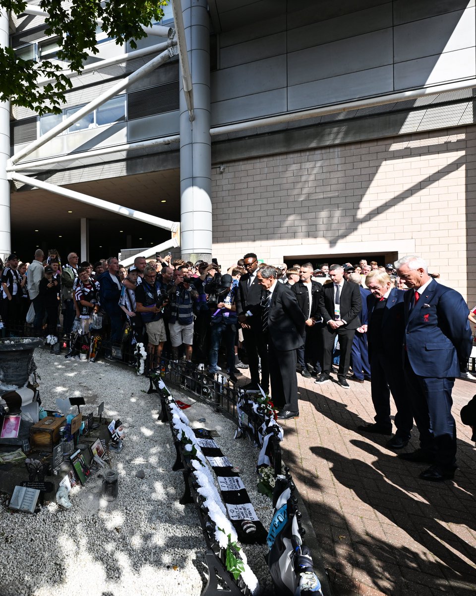 NUFC's tweet photo. Paying tribute to a legend of both clubs. 🖤🤍

Honouring King Kev alongside @LFC 🤝 https://t.co/dHAM7uBVzJ