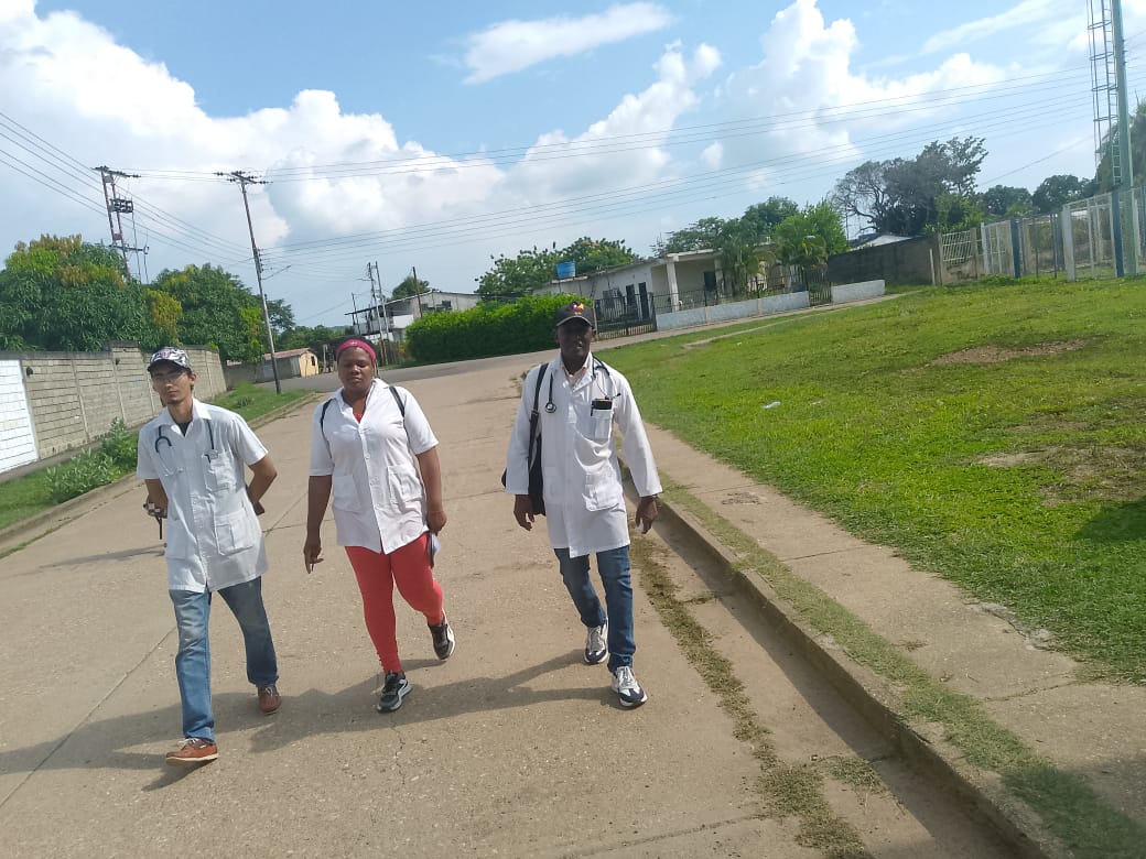 cubacooperaven's tweet photo. Brigada Médica Cubana desde el CDI José Gregorio Hernández (Ortiz, Guárico): ¡Héroes de batas blancas! 🇨🇺❤️🇻🇪 Con el Dr. Arnoldis Robert Pérez y asesores estadales realizamos casa a casa lleno de solidaridad y humanismo, siguiendo el legado de Fidel. 🩺✨

#FidelPorSiempre https://t.co/WMnnj1v8Ft