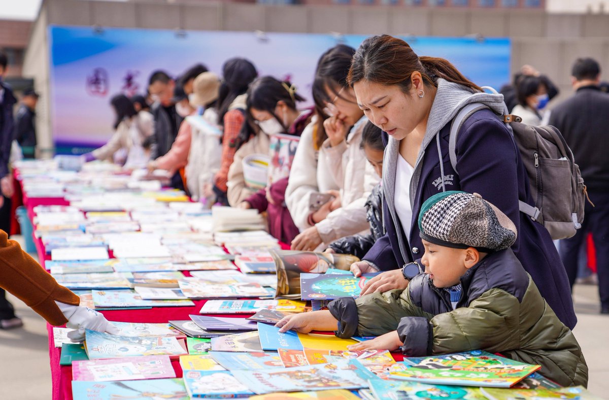 sevilla_manny's tweet photo. Join our weekend community book swap! Bring gently used books, take new favorites, and chat with neighbors this Sat 10am at Central Park Gazebo. Free u0026 fun for all! https://t.co/2gFrkO4HTj