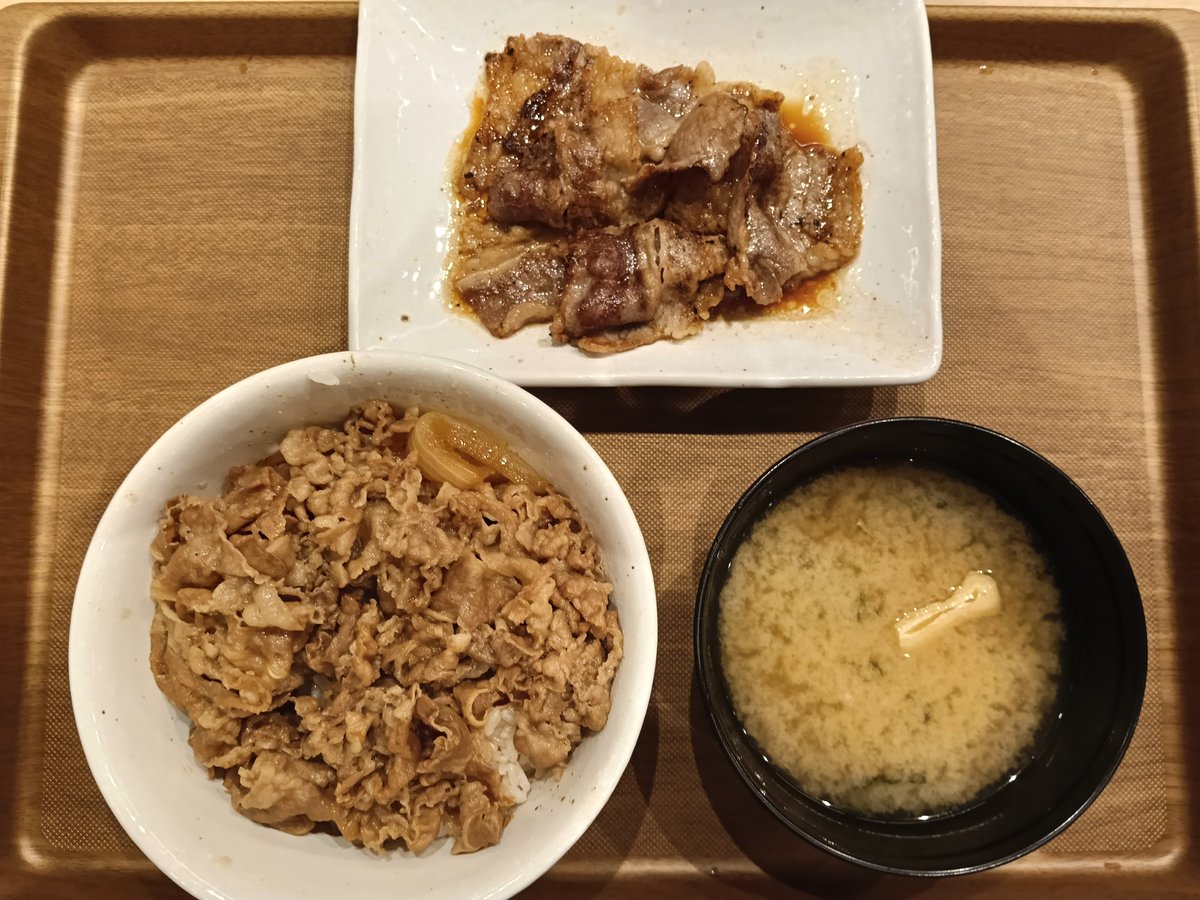 GaFuton84085's tweet photo. 松屋で晩御飯中✨️

牛めし
並盛り
��ゆだくです✨️

ミニカルビは
クーポン券を3枚使って
無料でした✨️

松屋さんは
お味噌が無料付いて来るのも
有り難いですね✨️ https://t.co/I1K20aUg6n