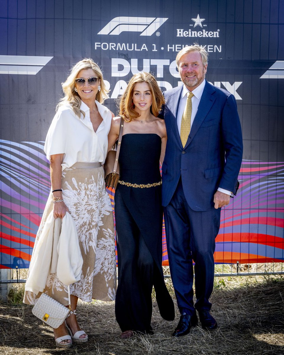 hola's tweet photo. 🏎️👑 Los reyes de Países Bajos, junto a la princesa Alexia, disfrutan de la Fórmula 1

El Rey Guillermo, Máxima de Holanda y su hija Alexia han acudido al Gran Premio de Países Bajos, celebrado en el circuito de Zandvoort. 🇳🇱 Una cita muy especial para la familia real, en una jornada en la que el rey será el encargado de entregar el trofeo al ganador. 🏆

Más detalles en https://t.co/40lynEiyrK 🖇️

#Formula1 #MáximaDeHolanda #GuillermoAlejandro