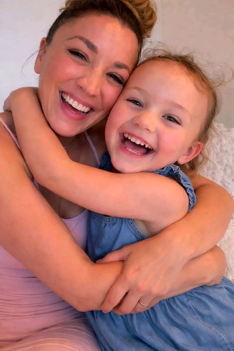 KaleyCuocoj7's tweet photo. Do you love us baby #kaleycuoco https://t.co/PSdGtuw9Dx