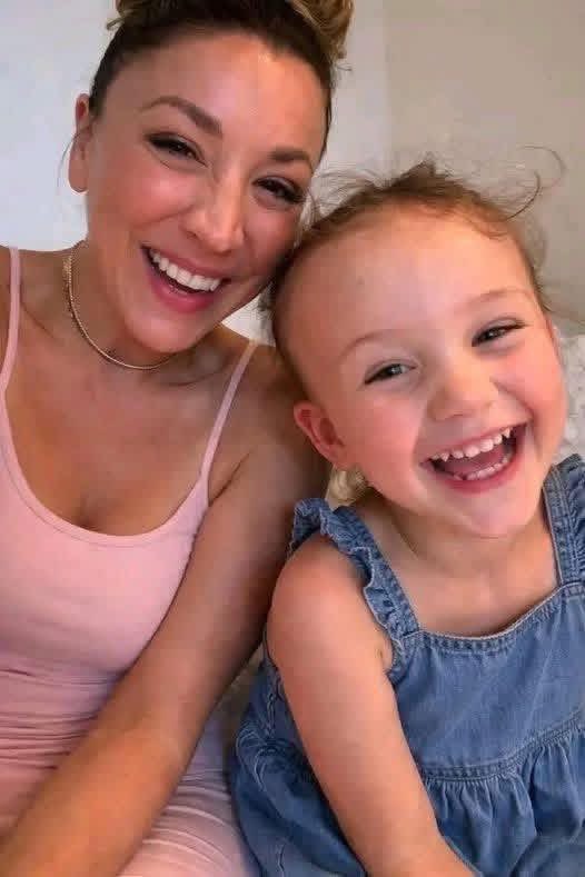 KaleyCuocoj7's tweet photo. Do you love us baby #kaleycuoco https://t.co/PSdGtuw9Dx