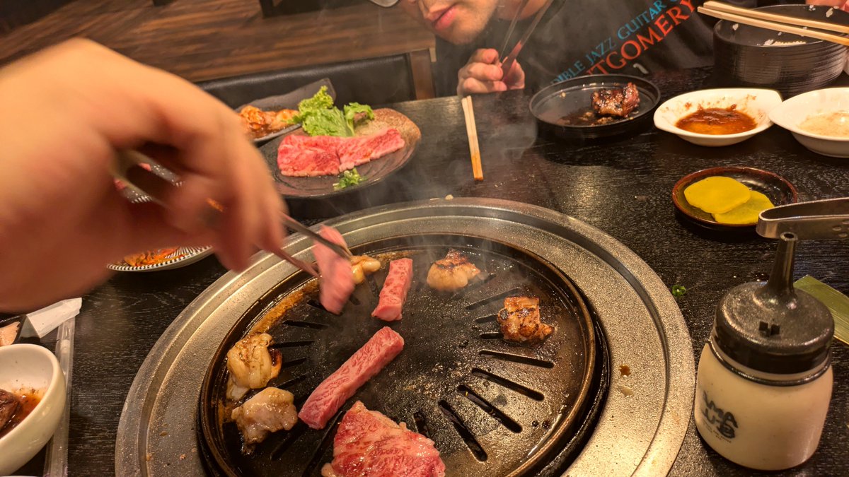 H_B_Kitsune's tweet photo. crush滋賀バリハリお疲れ様でした！
バリハリさん普通のライブハウスには無いぶら下がり棒とか色々あって楽しい箱でした！
アンコールでは竹田さんのフリーダムのベースを貸してもらいました
マジで良いベース過ぎてビックリ！どこを弾いてもいい音出るなんてうらやま😇
本日のシメは皆でマイウ焼肉！ https://t.co/g53VIXKARU