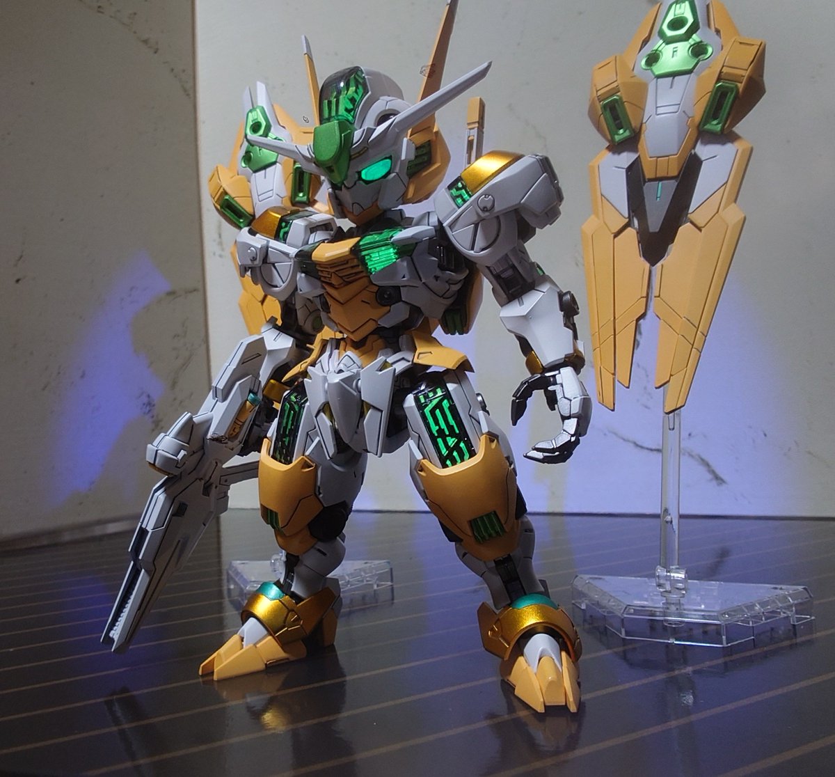 leoON2214's tweet photo. MGSDガンダムエアリアルを製作しました

カラーイメージはアンジュシリーズに登場する「セニア」というキャラクターです
シェルユニットとカメラアイは蛍光塗料でブラックライトに反応するように塗装しました

#ガンプラ 
#アンジュ・リリンク https://t.co/SUEpDQmjd6