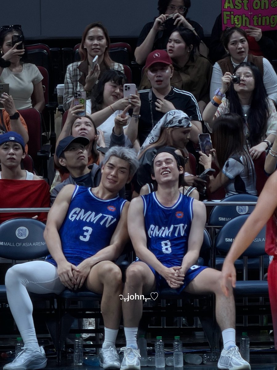 jossgawinfavs's tweet photo. INI FOTO KAYAK SWEET BANGET??!! TERUS BENERAN CAPTURE MOMENT REAL JOSSGAWIN LAGI MANJA MANJAAN DI TENGAH HECTICNYA LAPANGAN. BELUM SUARA TERIAKAN YANG KENCENG POLLL!!!

TEAM GMMTV ASG2026

#StarMagicxGMMTV
#StarMagicAllStarGames2026
#JossGawin https://t.co/3sEHu8AIwl