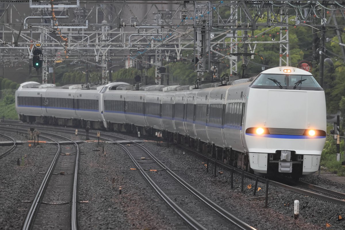 SBB_RE460's tweet photo. Jtrain285系特集、熟読しました。
681系の貫通型は、貫通路の採用に当たって余��を持ったデザインになっていたが、285系では機構が確立できたので曲線的なデザインが実現できたとのこと、そんな背景があったのですね。 https://t.co/IPcXscIRg9