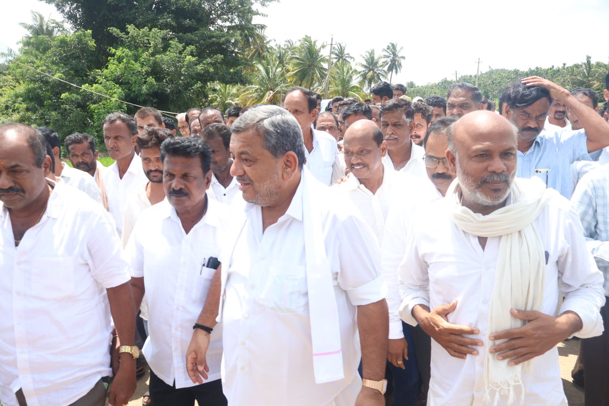 SS_Mallikarjun_'s tweet photo. ದಾವಣಗೆರೆ ಜಿಲ್ಲೆಯ ಮಾಯಕೊಂಡ ವಿಧಾನಸಭಾ ಕ್ಷೇತ್ರದ ವ್ಯಾಪ್ತಿಯ ತುಂಬಿಗೆರೆ ಗ್ರಾಮದ ಕೆರೆಗೆ ಏತ ನೀರಾವರಿ ಮೂಲಕ ನೀರು ತುಂಬಿಸುವ ಕಾಮಗಾರಿಗೆ ಇಂದು ಆ ಭಾಗದ ರೈತರ ಸಮ್ಮುಖದಲ್ಲಿ ಚಾಲನೆ ನೀಡಿದೆನು.
#Mayakonda #Thumbigere #LiftIrrigation #LakeFillingProject https://t.co/4KQlNz0Pee