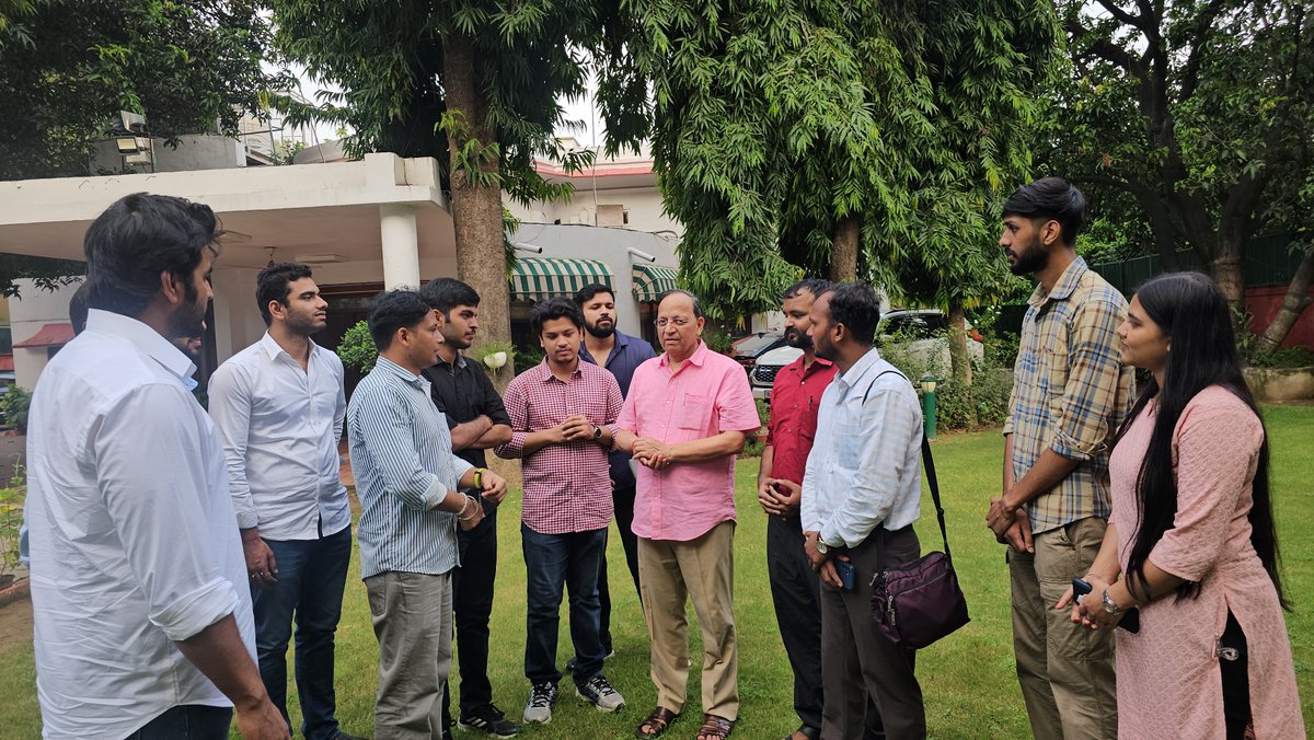 ArunSinghbjp's tweet photo. अपने आवास पर युवाओं के साथ आत्मीय संवाद हुआ। शिक्षा, कौशल विकास, उद्यमिता और भविष्य की संभावनाओं सहित विभिन्न विषयों पर युवाओं से बातचीत हुई। उनके विचारों और सुझावों को जानने का अवसर मिला। यह संवाद बेहद सार्थक और सकारात्मक रहा। https://t.co/rYViE52FS7