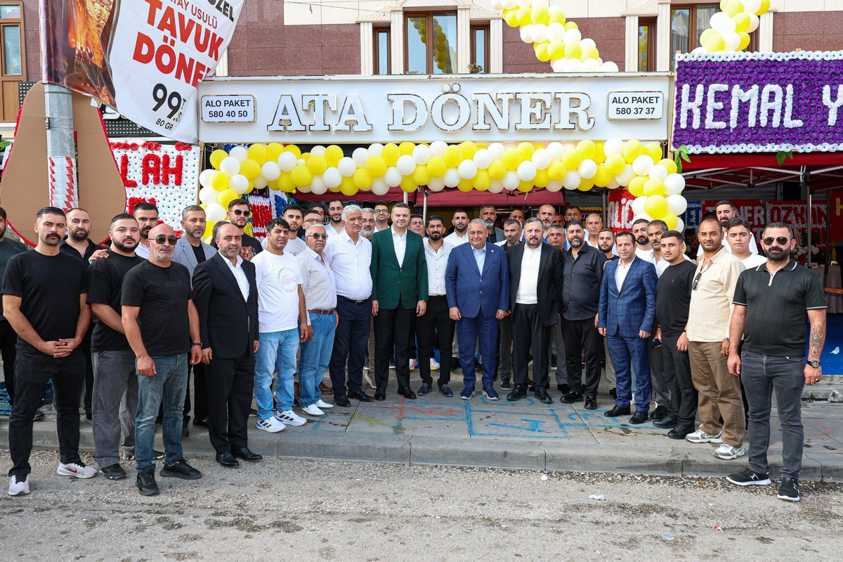 AkKeciorenResmi's tweet photo. 📍Atapark

İlçe Başkanımız Ömer Faruk İslam, Belediye Başkanımız Dr. Mesut Özarslan, Erzurumspor Futbol Kulübü Başkan Vekili Veysi Ayhan, Yürütme-Yönetim Kurulu Üyelerimiz ve Belediye Meclis Üyelerimiz, ile birlikte; Erdal Uray ve Atilla Yavuz'un işletmesi  ''Ata Döner ve Sd Dürüm'' ün açılış törenine katılım sağladı. 

Hayırlı işler ve bol kazançlar diliyoruz. 

@RTErdogan
@hakanhanozcan
@erhansarigol
@AkpartiAnkara
@omerfarukislam
@OzarslanMesut