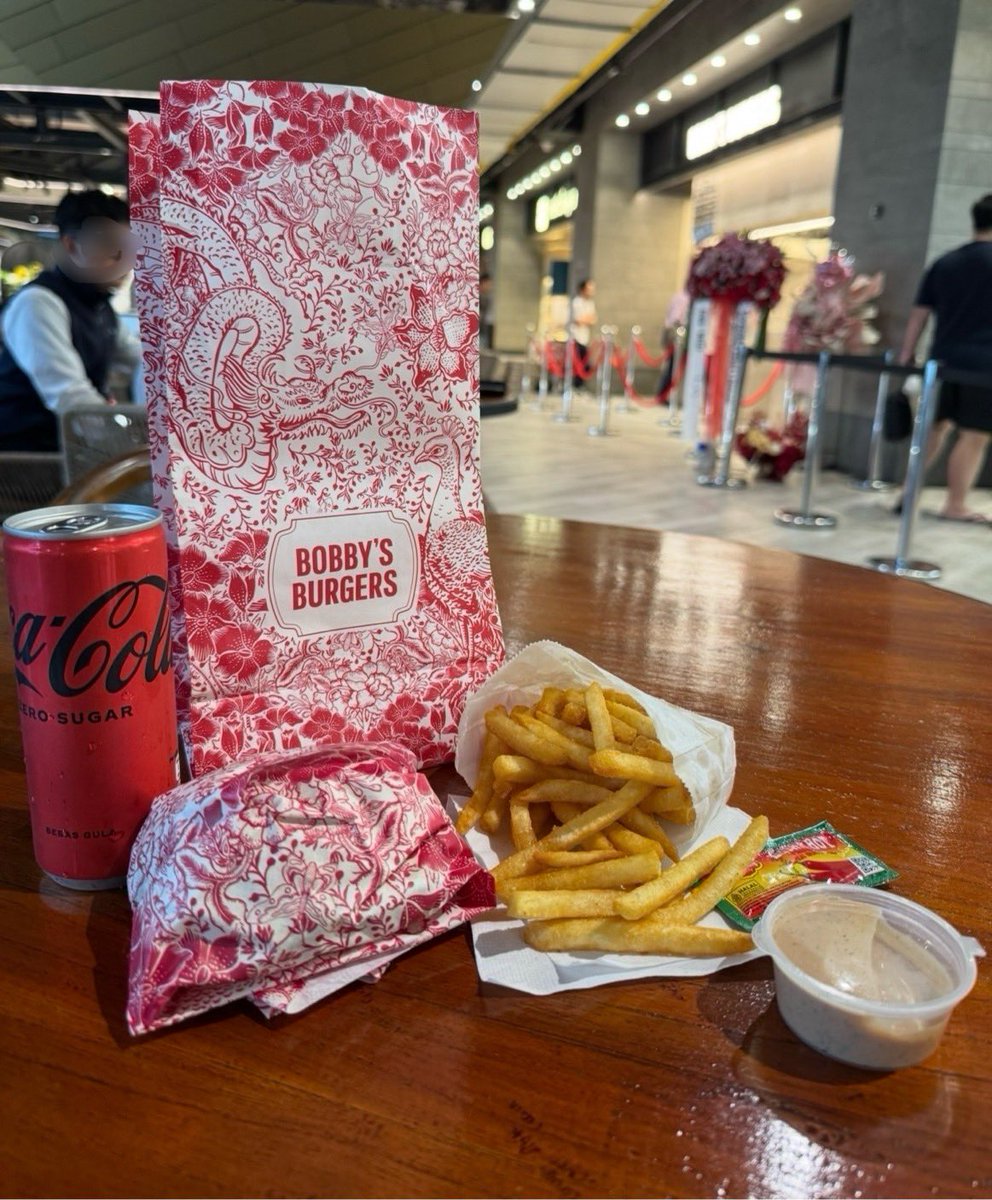BESTY_0813's tweet photo. コレですねBOBBY'S BURGERS 🍔 https://t.co/RUieggOjZQ