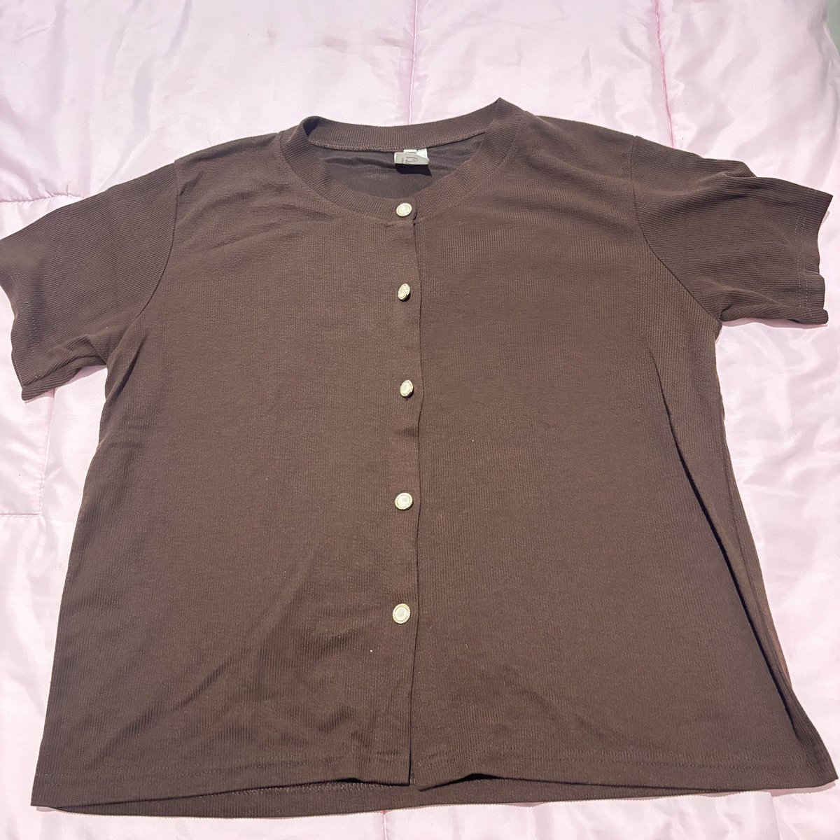 wheresgiin's tweet photo. [ please help rt / like ]

haloo semuanya!!! aku mau wts preloved barang barangku pribadi, ini ada baju lengan pendek bahan rajut coklat SURABAYA ONLY YAAAAA🙋🏻‍♀️ 

💰: 15k

#wts #BU #surabaya #surabayaonly #surabayatimur #sby https://t.co/GNthHWlh09