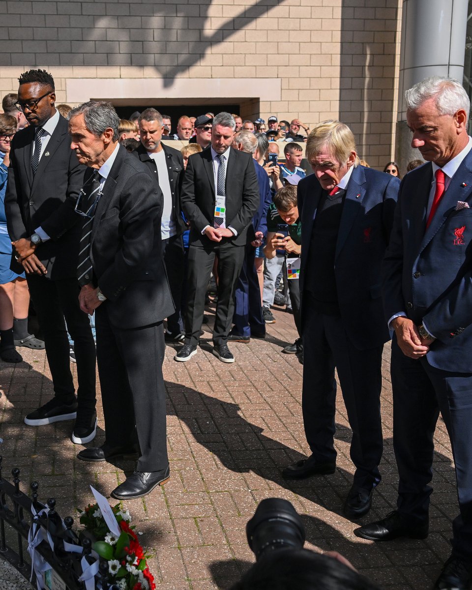 LFC's tweet photo. Sir Kenny Dalglish and Ian Rush joined counterparts from @NUFC to lay a wreath in memory of the great Kevin Keegan on behalf of all of us at Liverpool FC ❤️ https://t.co/67UCRDm00k