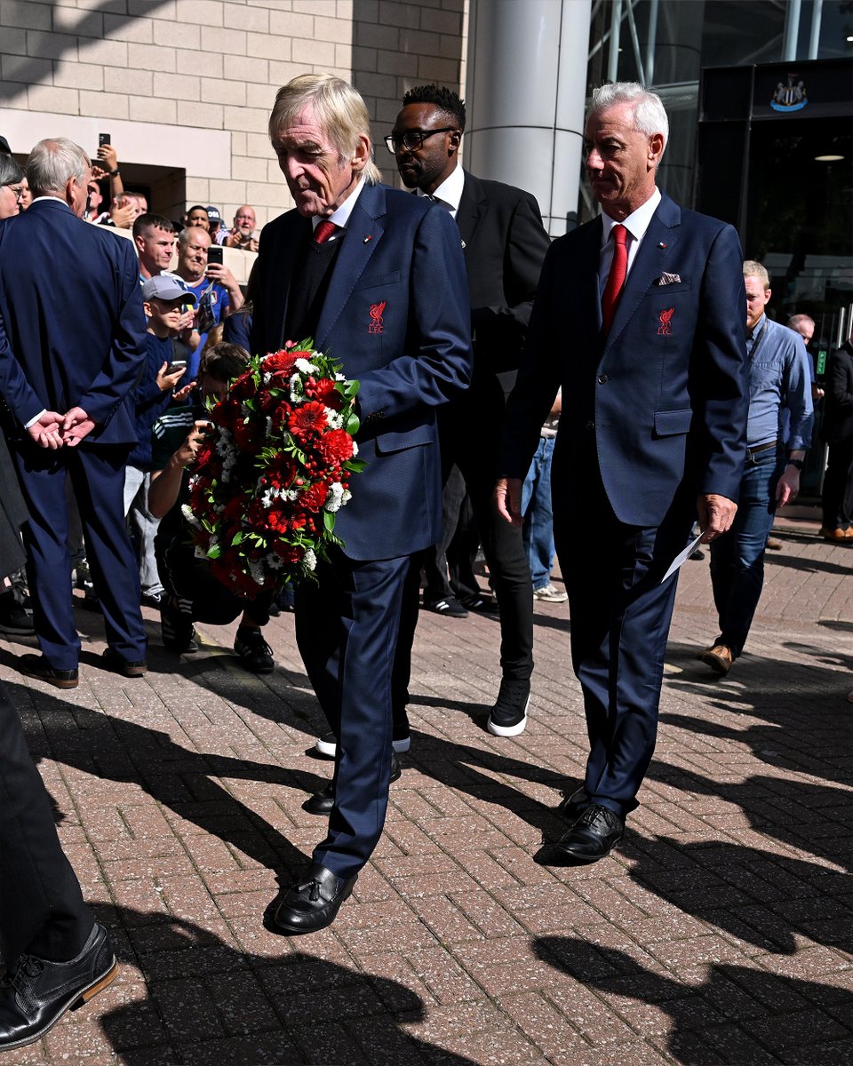 LFC's tweet photo. Sir Kenny Dalglish and Ian Rush joined counterparts from @NUFC to lay a wreath in memory of the great Kevin Keegan on behalf of all of us at Liverpool FC ❤️ https://t.co/67UCRDm00k