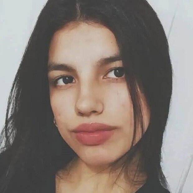 clarincom's tweet photo. LOS ESTREMECEDORES CHATS DEL ACUSADO DE DEGOLLAR A UNA COMPAÑERA EN CORRIENTES

Cecilia Emilce Lazcano (16) fue degollada en Alvear, en un caso que inicialmente se investigó como suicidio. Los investigadores recuperaron mensajes que el único detenido intercambió con su novia antes y después del ataque.

En los chats habla de “cortar el cuello y esconder el cuerpo rápido”, cambiarse de ropa y enviar fotos y videos a una tercera persona. La Justicia investiga si la novia del acusado estaba al tanto del plan y qué rol tuvo la tercera persona mencionada en las conversaciones.

Los mensajes entre el acusado y su novia

“Mañana es el día que me dijiste que harías eso” — la novia del acusado.

“Sí mi amor hermoso, ta está todo preparado, listo” — el acusado.

“Yo mato pero jamás te dañaré, ni siquiera un pelo...” — el acusado.

“Se me fue todo de las manos. No sé cómo, pero ella está viva. Por favor, necesito de tu ayuda, mi amor” — el acusado.

“Necesito su ayuda, que se deshaga de ella” — el acusado.

“A plena luz del día no sé si quiera hacer algo”  — la novia del acusado.

“[Tengo todo listo para que] todos se coman lo del suicidio” — el acusado.

“Por eso se cortan todas las partes” — la novia del acusado.

(+) en Clarín: https://t.co/d7tsnDH2U8