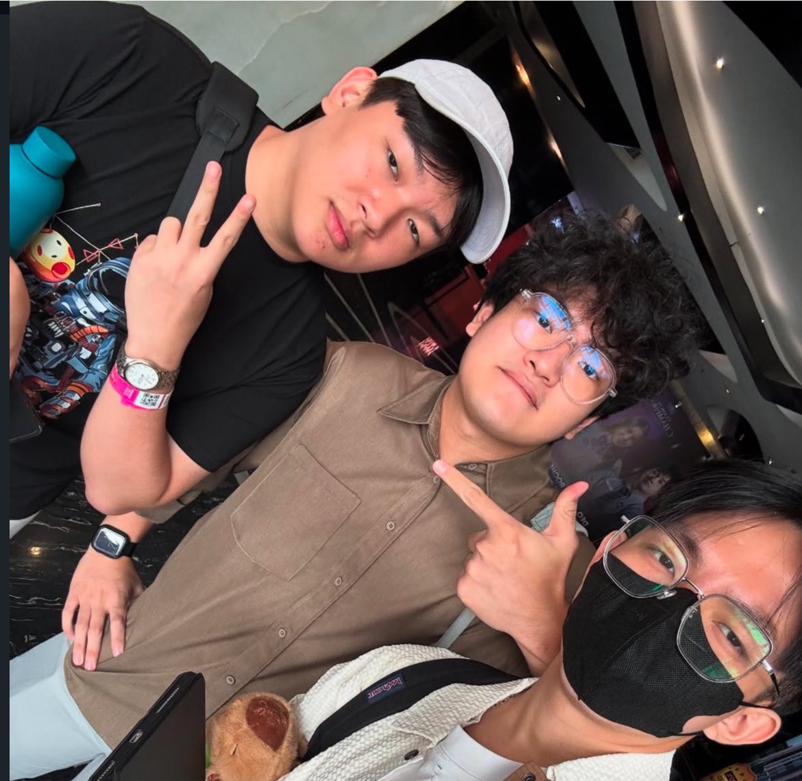 slayyiii's tweet photo. Tahun lalu Rexx dan Novin sama-sama dateng ke Finchap COC s2, tahun ini ternyata Rexx juara COC s3 dan Novin kembali datang support Rexx. Semoga tahun depann waktunya cocok ya novinn buat join COC s4, ku siap menghadapi para haterss.

Novin udah pakai selempang winner aja wkwk (di video aslinya sorot Upi Nasywaa tapi salfok di belakang ada Novin yang nyapa mama Rexx pakai selempang winner 🤣)