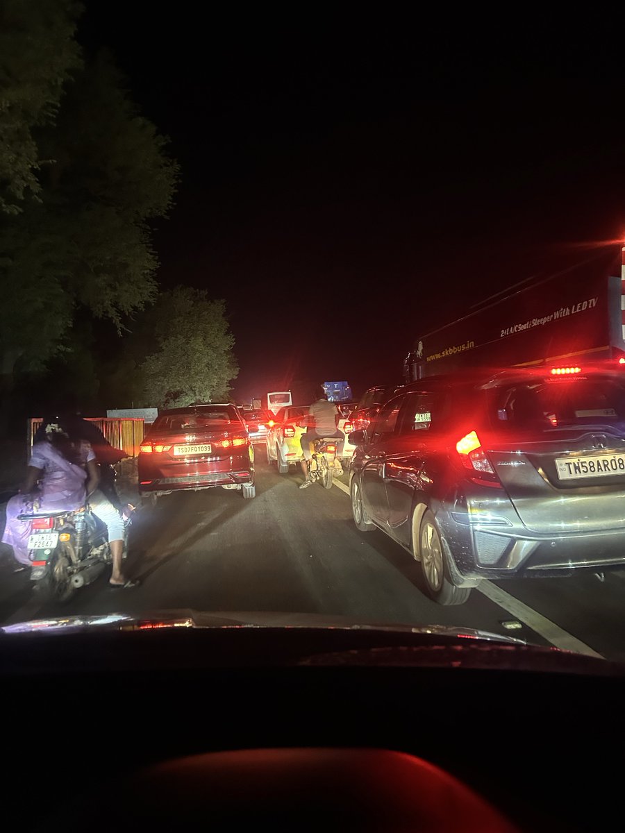 vipinprasath's tweet photo. Ulundurpet to chennai Highways stunned heavy traffic https://t.co/8cvIFaAnt0