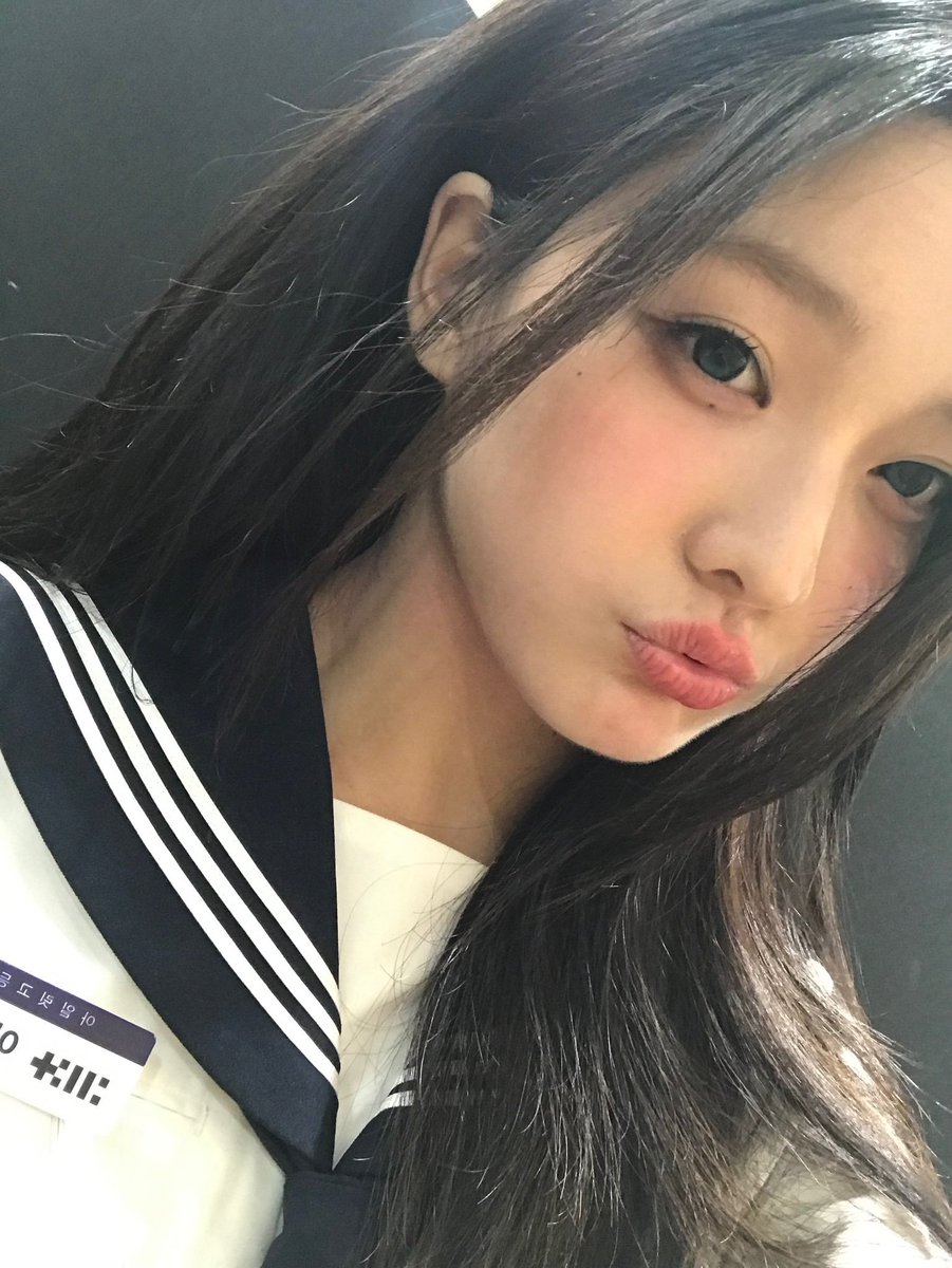 theillitnews_'s tweet photo. IROHA shares adorable photos with WONHEE in her latest Weverse DM update! 

#ILLIT #아일릿 #IROHA #WONHEE https://t.co/RKBuuz5hPW