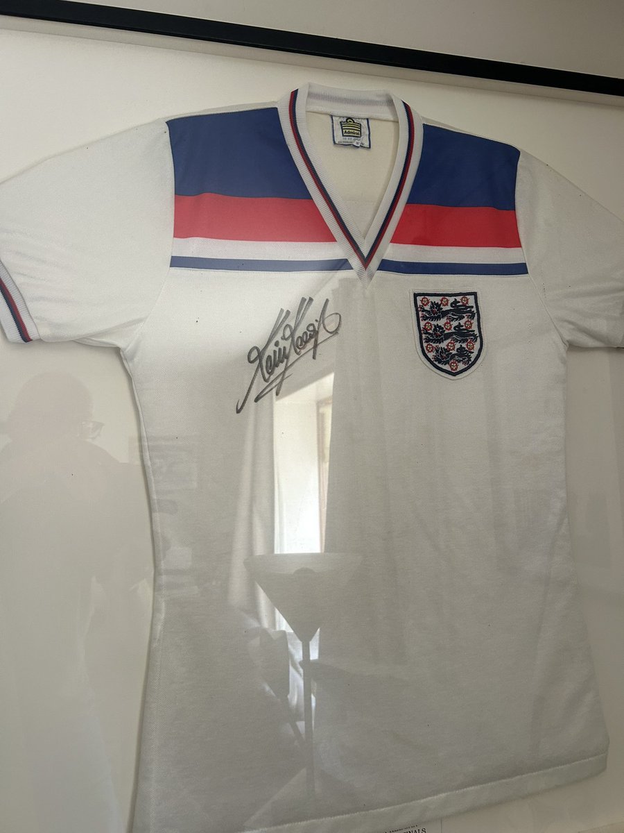 MichaelJohnCh11's tweet photo. A big day for Kev’s family today.

Things in my house, kind of reflect what a generous guy he was. 

I took it for granted growing up but feel very humble now.

A lovely man. ❤️ https://t.co/5v4Lom2bRb