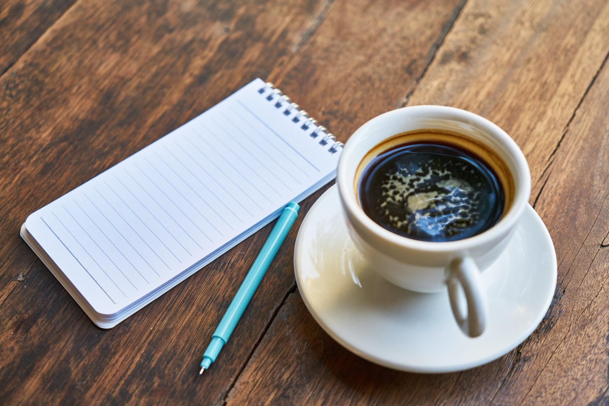 pintilei70's tweet photo. Caught my teammate using my iced coffee as a pencil holder in the meeting room—now we have a new "office decor" rule: all stationery items must be claimed! https://t.co/8JcpS6yhGC